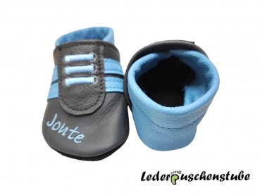 Lederpuschen als Turnschuh in anthrazithellblau Streifen hellblau und rechts Namen hellblau vorne